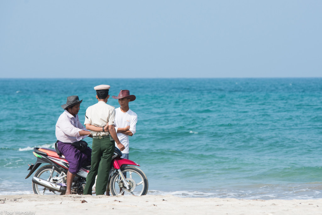 Friends chat on Ngwe Saung beach