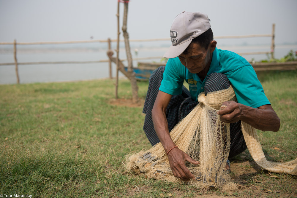 Tour Mandalay are taught how to cask fishing net