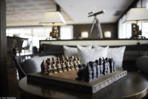 Strand Cruise chess set